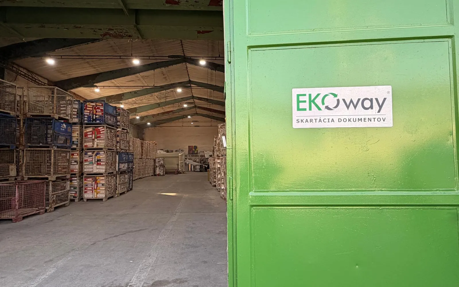 Zelená brána prevádzky EKOway s pohľadom do skladu